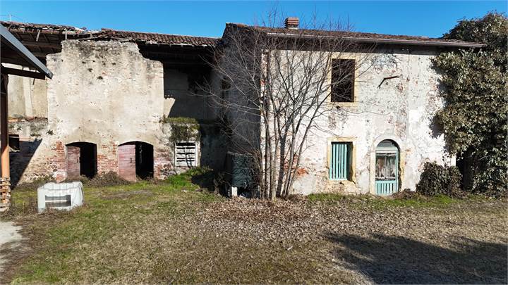 PESCANTINA - INTERA CORTE STORICA DA RISTRUTTURARE